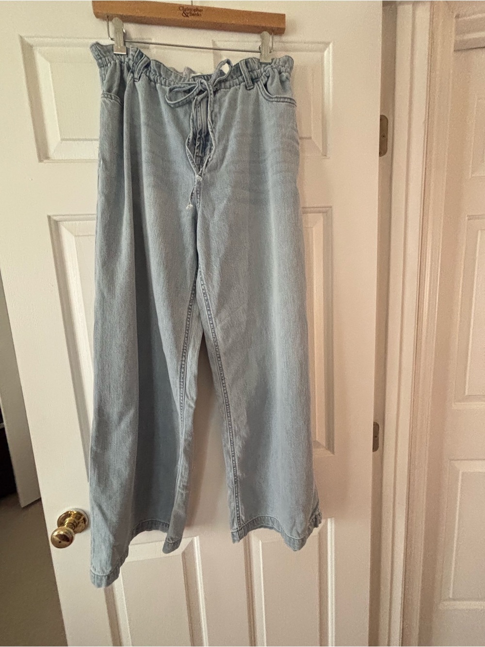 Altar'd State wide leg jeans in a light wash denim with a relaxed, casual size L - Picture 7 of 13